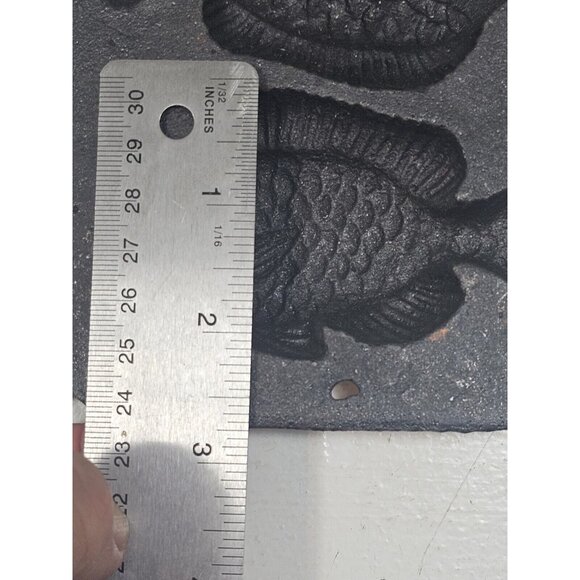 Lodge Cast Iron Perch Fish Cornbread Muffin Hushpuppy Mold Pan 5PP2 Discontinued - Picture 6 of 8